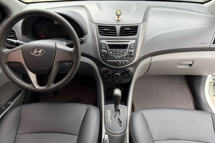 Used Hyundai Verna (older generation) 2016 1.4L Automatic Smart GLS Interior 2
