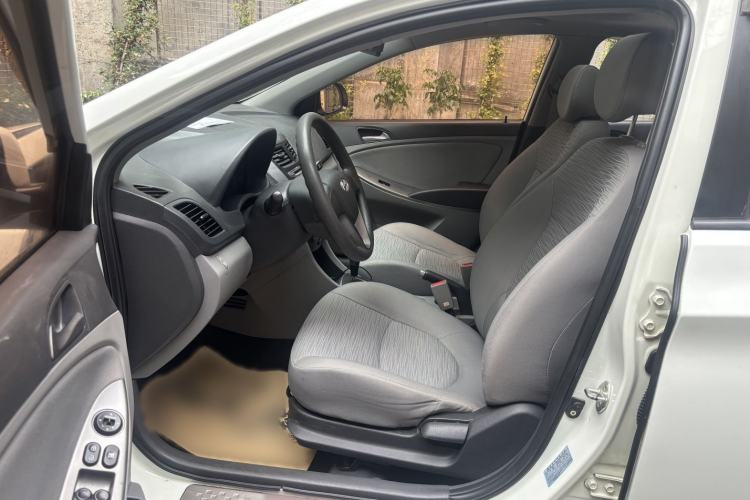 Used Hyundai Verna (older generation) 2016 1.4L Automatic Leading-Edge GLX Interior 2