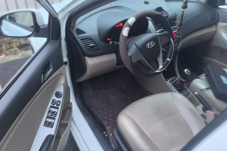 Used Hyundai Verna (older generation) 2016 1.4L Manual Smart GLS Trim Interior 3
