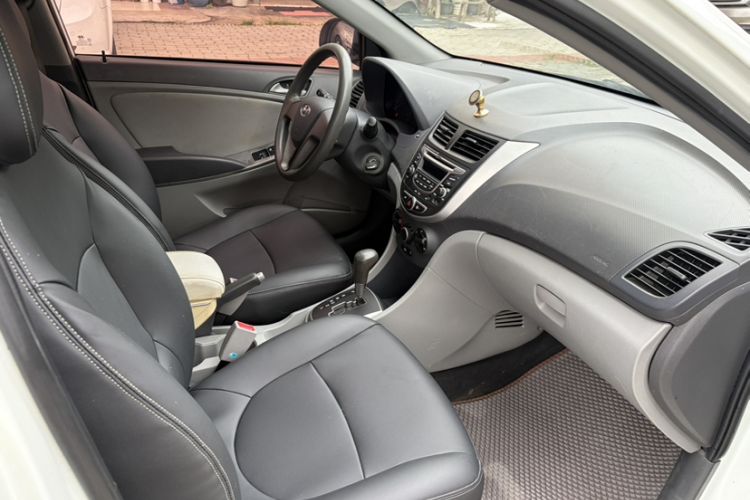 Used Hyundai Verna (older generation) 2016 1.4L Automatic Smart GLS Interior 3