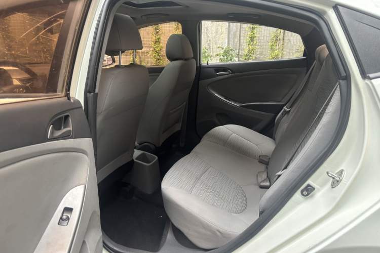 Used Hyundai Verna (older generation) 2016 1.4L Automatic Leading-Edge GLX Interior 3