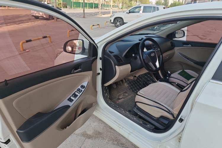 Used Hyundai Verna (older generation) 2016 1.4L Manual Smart GLS Trim Interior 3