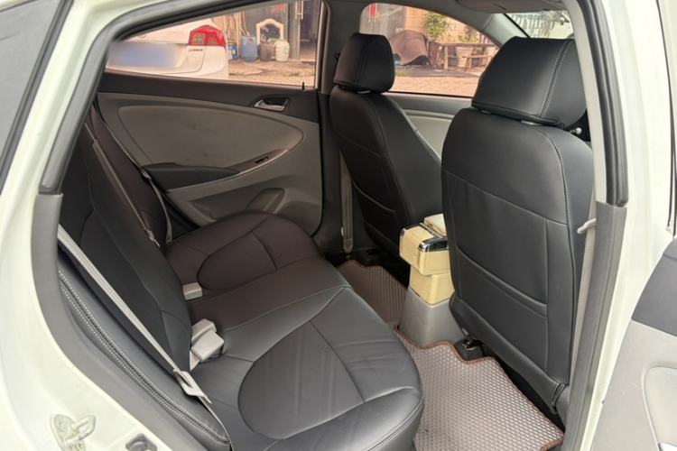 Used Hyundai Verna (older generation) 2016 1.4L Automatic Smart GLS Interior 4