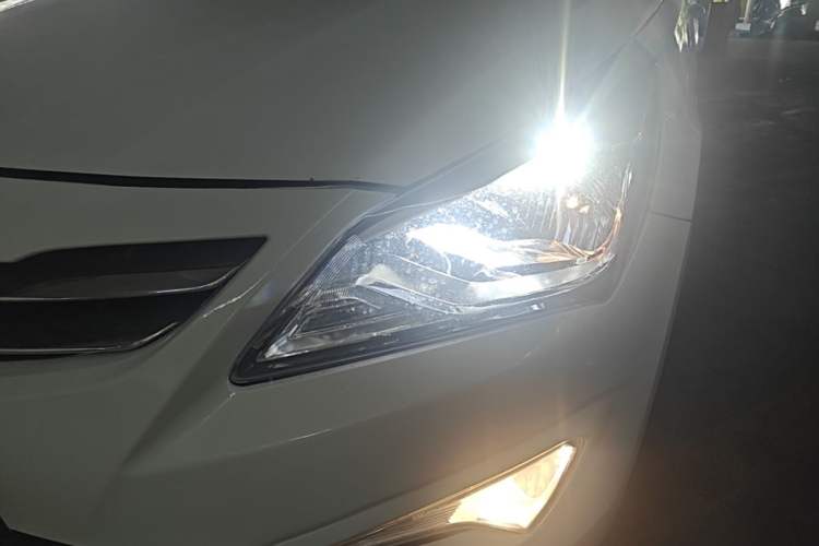 Used Hyundai Verna (older generation) 2016 1.4L Automatic Smart GLS Left Front Headlight