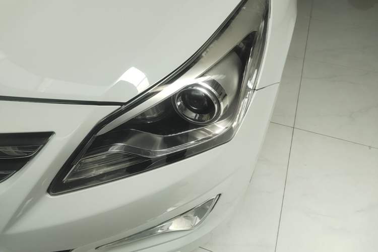 Used Hyundai Verna (older generation) 2016 1.4L Automatic Leading-Edge GLX Left Front Headlight