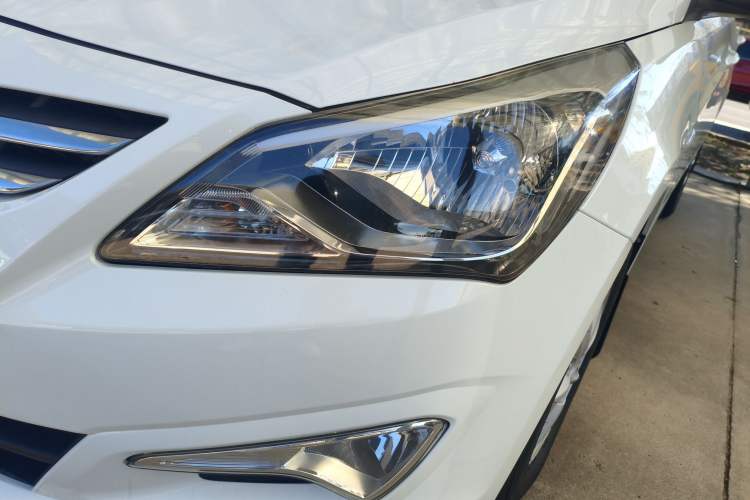 Used Hyundai Verna (older generation) 2016 1.4L Automatic Smart GLS Left Front Headlight