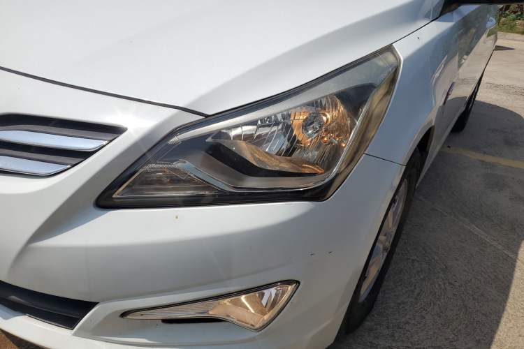 Used Hyundai Verna (older generation) 2016 1.4L Automatic Smart GLS Left Front Headlight