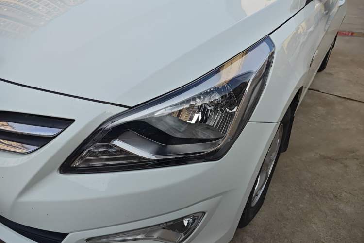 Used Hyundai Verna (older generation) 2016 1.4L Automatic Smart GLS Left Front Headlight
