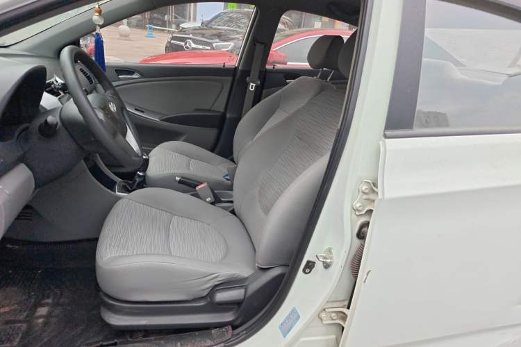 Used Hyundai Verna (older generation) 2016 1.4L Manual Smart GLS Trim Left Front Seat