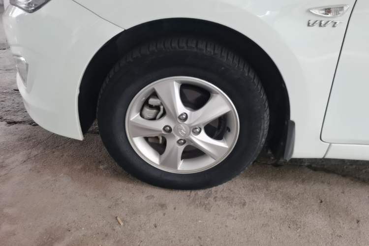 Used Hyundai Verna (older generation) 2016 1.4L Manual Smart GLS Trim Left Front Wheel Hub