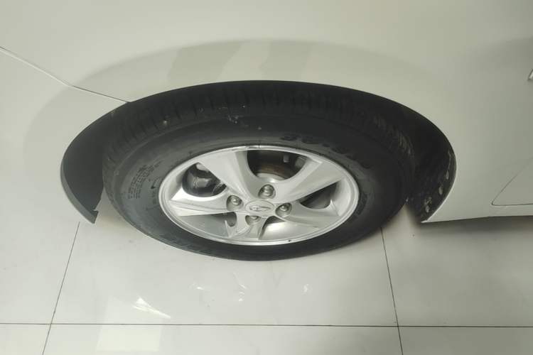 Used Hyundai Verna (older generation) 2016 1.4L Automatic Leading-Edge GLX Left Front Wheel Hub