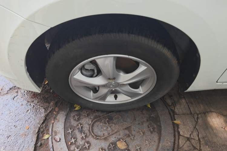 Used Hyundai Verna (older generation) 2016 1.4L Automatic Smart GLS Left Front Wheel Hub