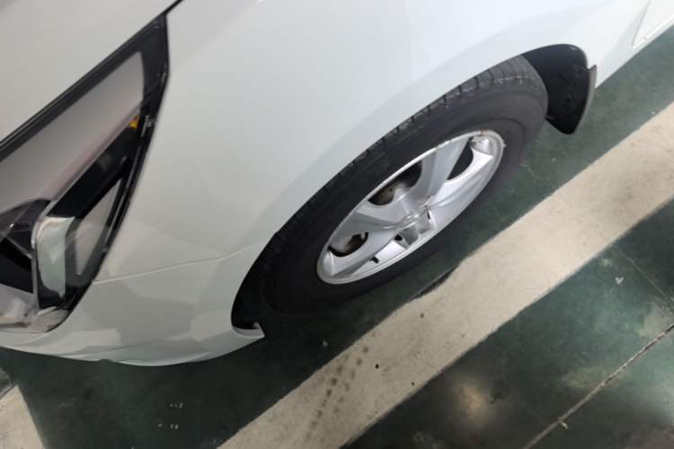 Used Hyundai Verna (older generation) 2016 1.4L Automatic Smart GLS Left Front Wheel Hub