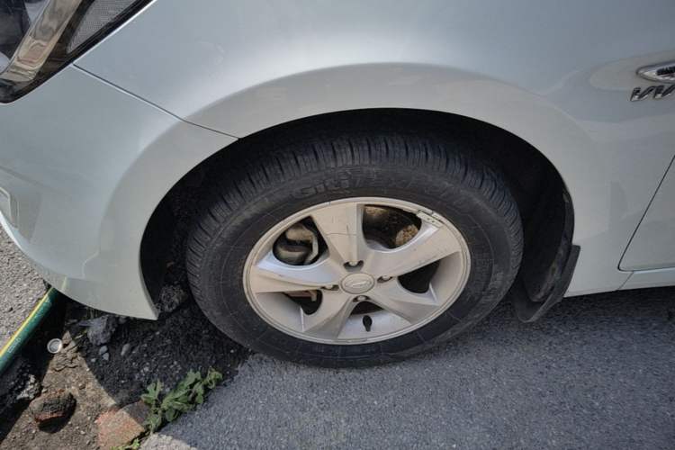 Used Hyundai Verna (older generation) 2016 1.4L Manual Smart GLS Trim Left Front Wheel Hub