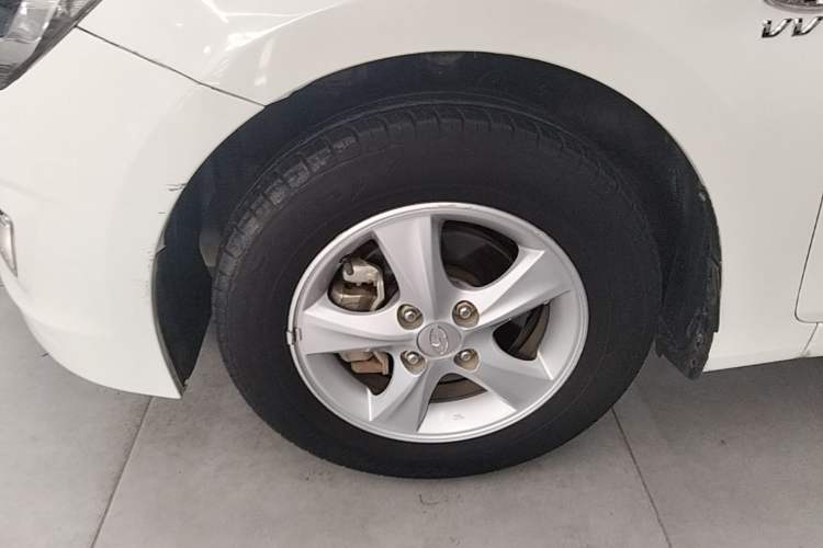 Used Hyundai Verna (older generation) 2016 1.4L Automatic Smart GLS Left Front Wheel Hub