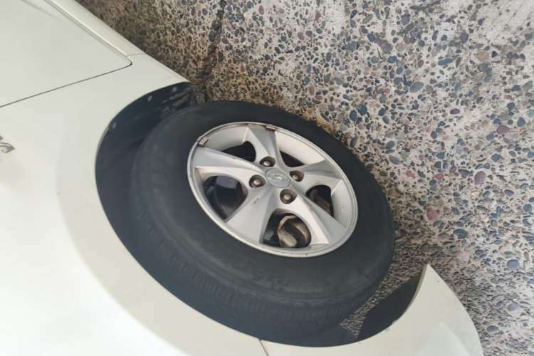 Used Hyundai Verna (older generation) 2016 1.4L Automatic Leading-Edge GLX Left Front Wheel Hub