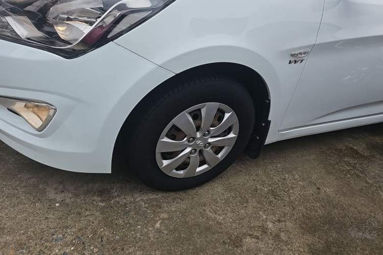Used Hyundai Verna (older generation) 2016 1.4L Manual Smart GLS Trim Left Front Wheel Hub
