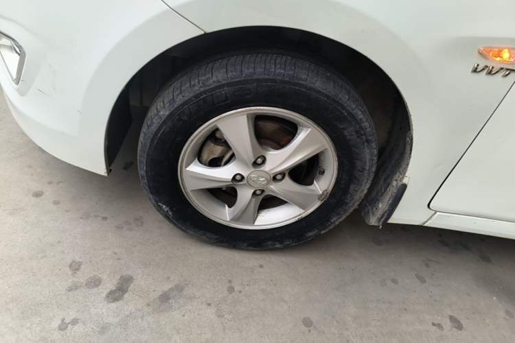 Used Hyundai Verna (older generation) 2016 1.4L Manual Smart GLS Trim Left Front Wheel Hub
