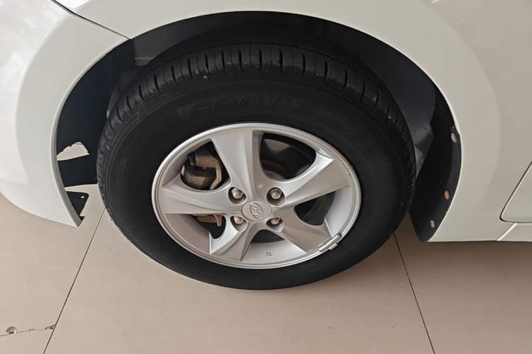 Used Hyundai Verna (older generation) 2016 1.4L Manual Smart GLS Trim Left Front Wheel Hub