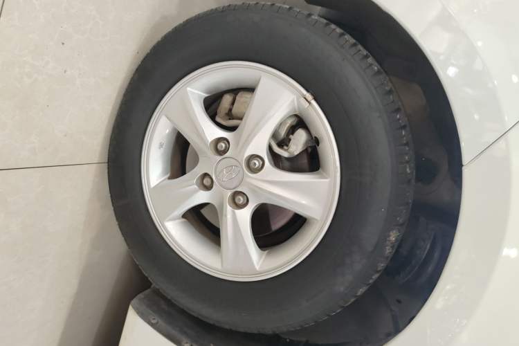Used Hyundai Verna (older generation) 2016 1.4L Automatic Leading-Edge GLX Left Front Wheel Hub
