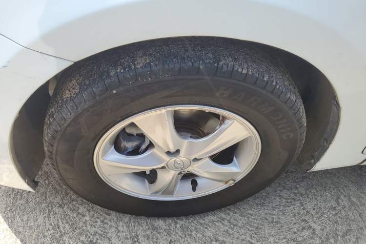 Used Hyundai Verna (older generation) 2016 1.4L Automatic Smart GLS Left Front Wheel Hub