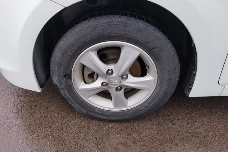 Used Hyundai Verna (older generation) 2016 1.4L Manual Smart GLS Trim Left Front Wheel Hub