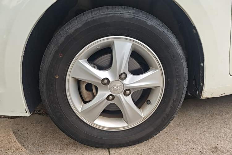 Used Hyundai Verna (older generation) 2016 1.4L Manual Smart GLS Trim Left Front Wheel Hub