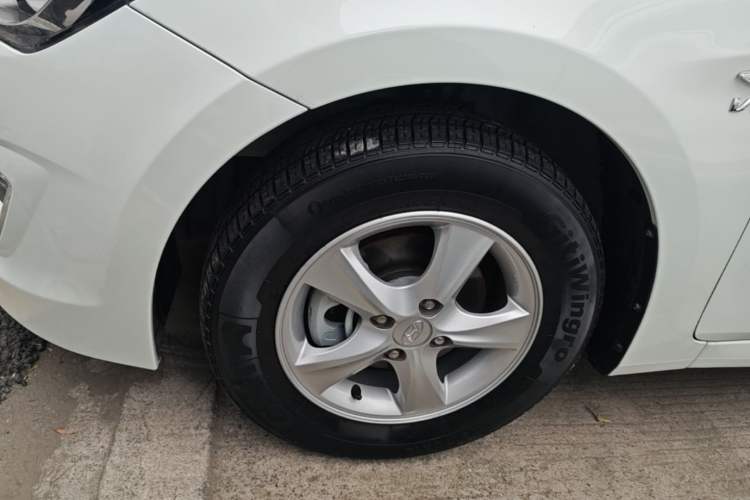 Used Hyundai Verna (older generation) 2016 1.4L Automatic Leading-Edge GLX Left Front Wheel Hub