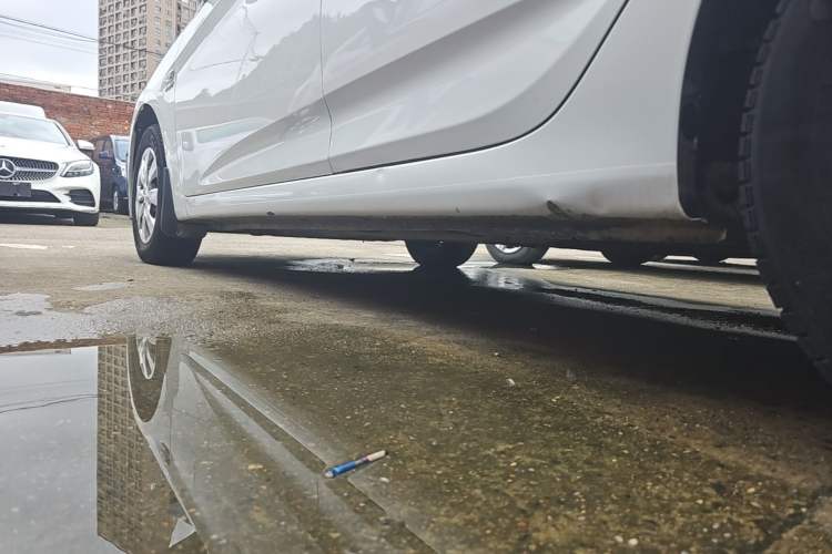 Used Hyundai Verna (older generation) 2016 1.4L Manual Smart GLS Trim Left Side Sill
