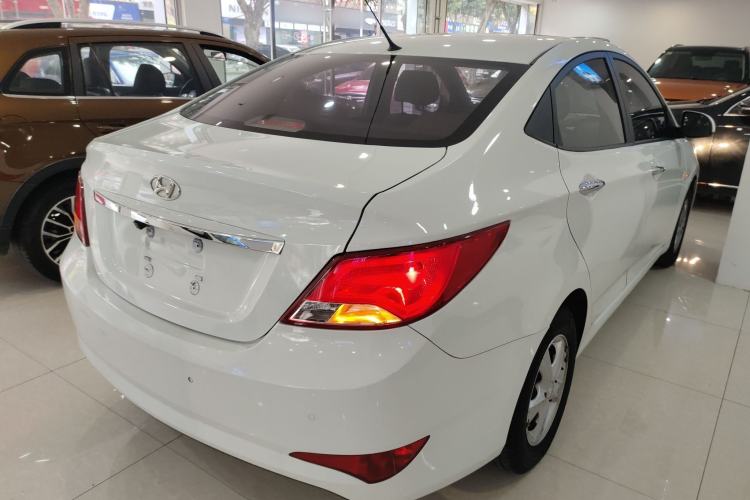 Used Hyundai Verna (older generation) 2016 1.4L Automatic Leading-Edge GLX Rear Right 45 Deg