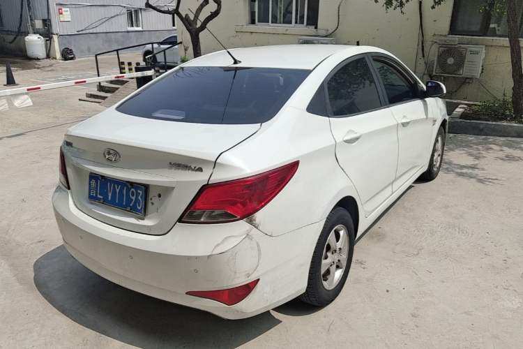 Used Hyundai Verna (older generation) 2016 1.4L Manual Smart GLS Trim Rear Right 45 Deg