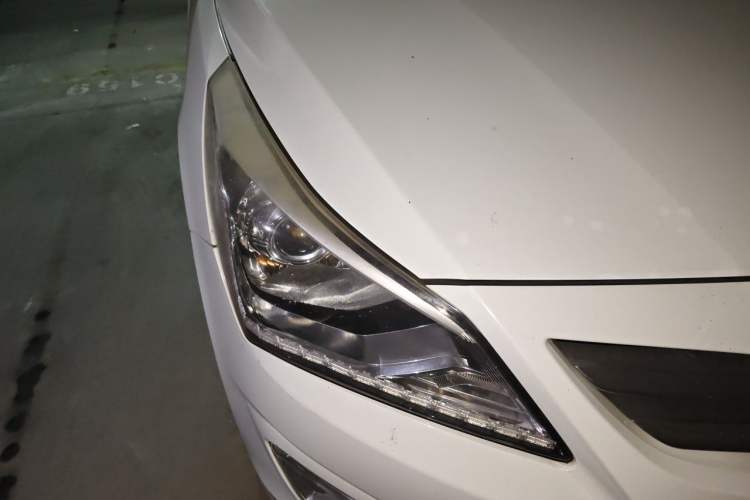 Used Hyundai Verna (older generation) 2016 1.4L Manual Smart GLS Trim Right Front Headlight