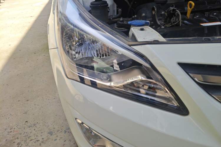 Used Hyundai Verna (older generation) 2016 1.4L Manual Smart GLS Trim Right Front Headlight