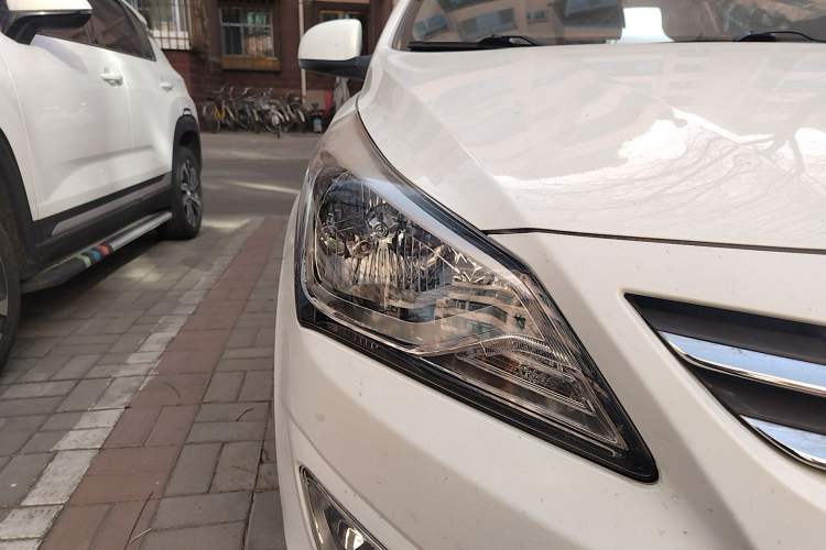 Used Hyundai Verna (older generation) 2016 1.4L Manual Smart GLS Trim Right Front Headlight