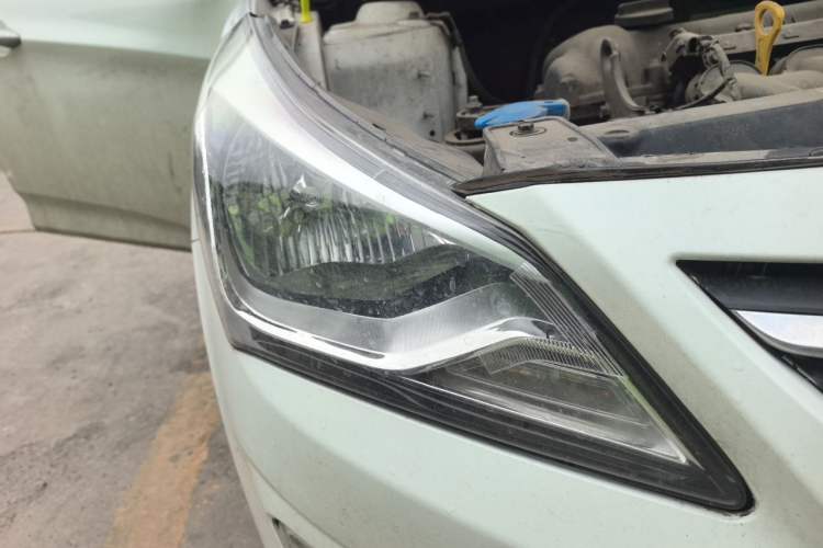 Used Hyundai Verna (older generation) 2016 1.4L Manual Smart GLS Trim Right Front Headlight