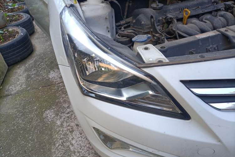 Used Hyundai Verna (older generation) 2016 1.4L Manual Smart GLS Trim Right Front Headlight