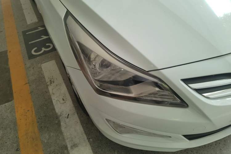Used Hyundai Verna (older generation) 2016 1.4L Automatic Smart GLS Right Front Headlight