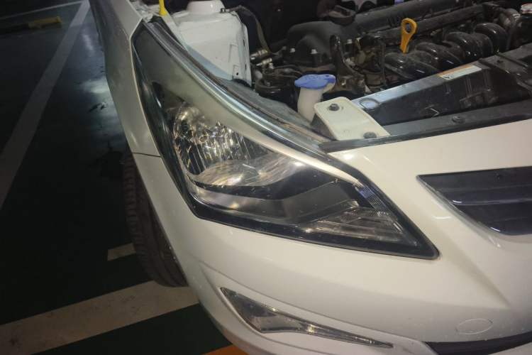 Used Hyundai Verna (older generation) 2016 1.4L Manual Smart GLS Trim Right Front Headlight
