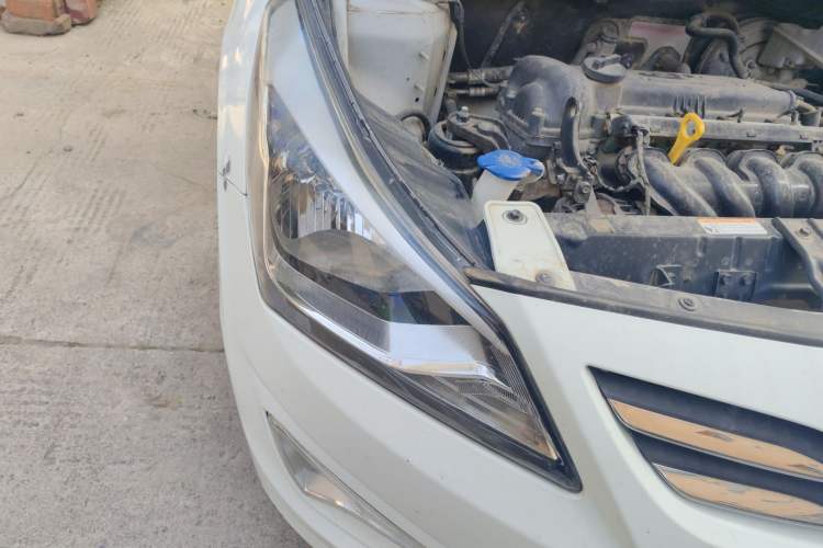 Used Hyundai Verna (older generation) 2016 1.4L Automatic Smart GLS Right Front Headlight