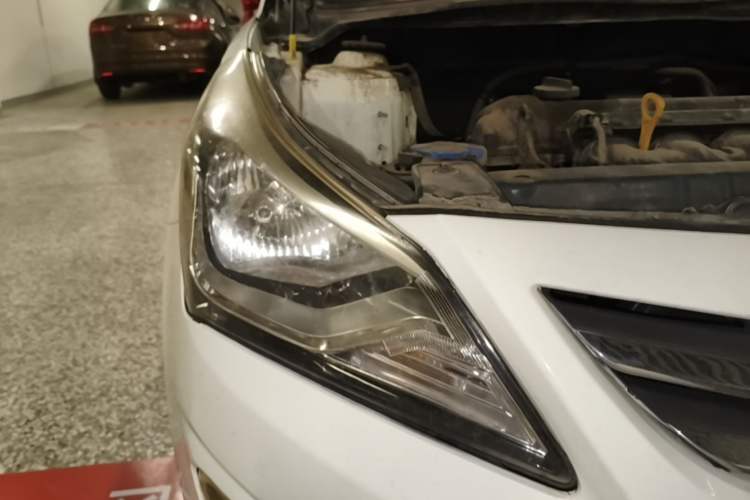 Used Hyundai Verna (older generation) 2016 1.4L Manual Smart GLS Trim Right Front Headlight