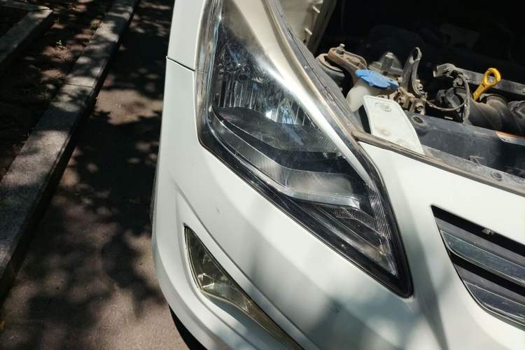 Used Hyundai Verna (older generation) 2016 1.4L Automatic Smart GLS Right Front Headlight