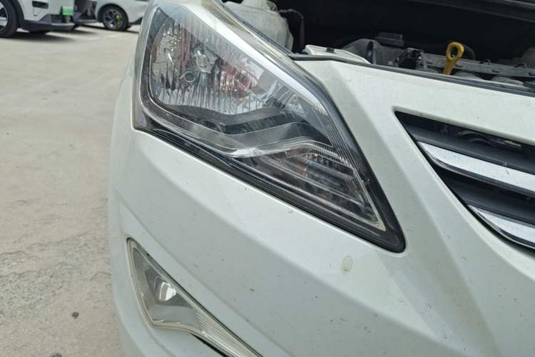 Used Hyundai Verna (older generation) 2016 1.4L Manual Smart GLS Trim Right Front Headlight