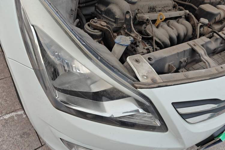 Used Hyundai Verna (older generation) 2016 1.4L Automatic Smart GLS Right Front Headlight