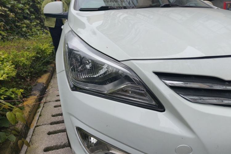 Used Hyundai Verna (older generation) 2016 1.4L Automatic Smart GLS Right Front Headlight