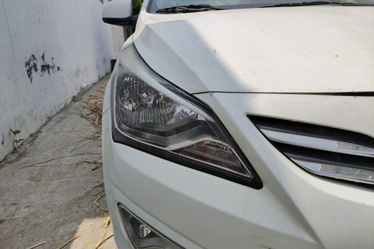 Used Hyundai Verna (older generation) 2016 1.4L Manual Smart GLS Trim Right Front Headlight