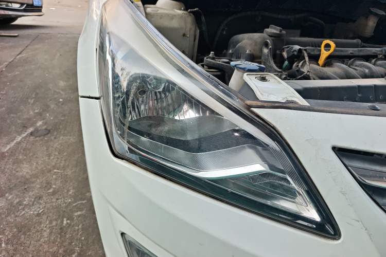 Used Hyundai Verna (older generation) 2016 1.4L Automatic Smart GLS Right Front Headlight