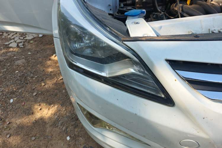 Used Hyundai Verna (older generation) 2016 1.4L Manual Smart GLS Trim Right Front Headlight