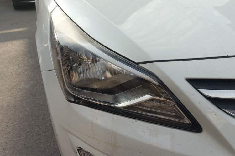 Used Hyundai Verna (older generation) 2016 1.4L Automatic Smart GLS Right Front Headlight
