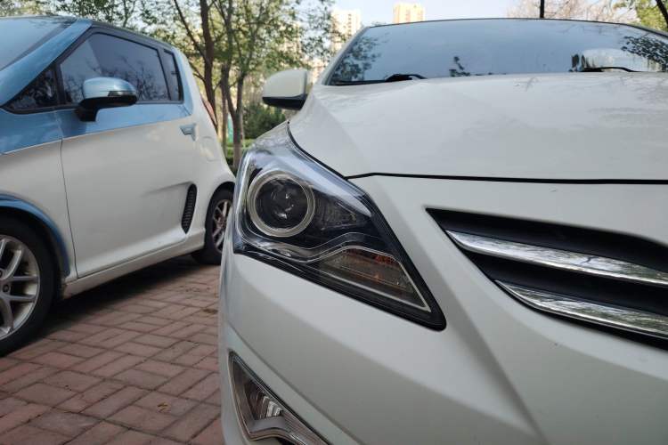Used Hyundai Verna (older generation) 2016 1.4L Automatic Leading-Edge GLX Right Front Headlight