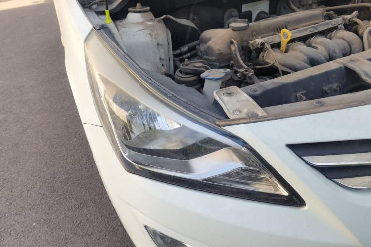 Used Hyundai Verna (older generation) 2016 1.4L Automatic Fashionable GS Model Right Front Headlight